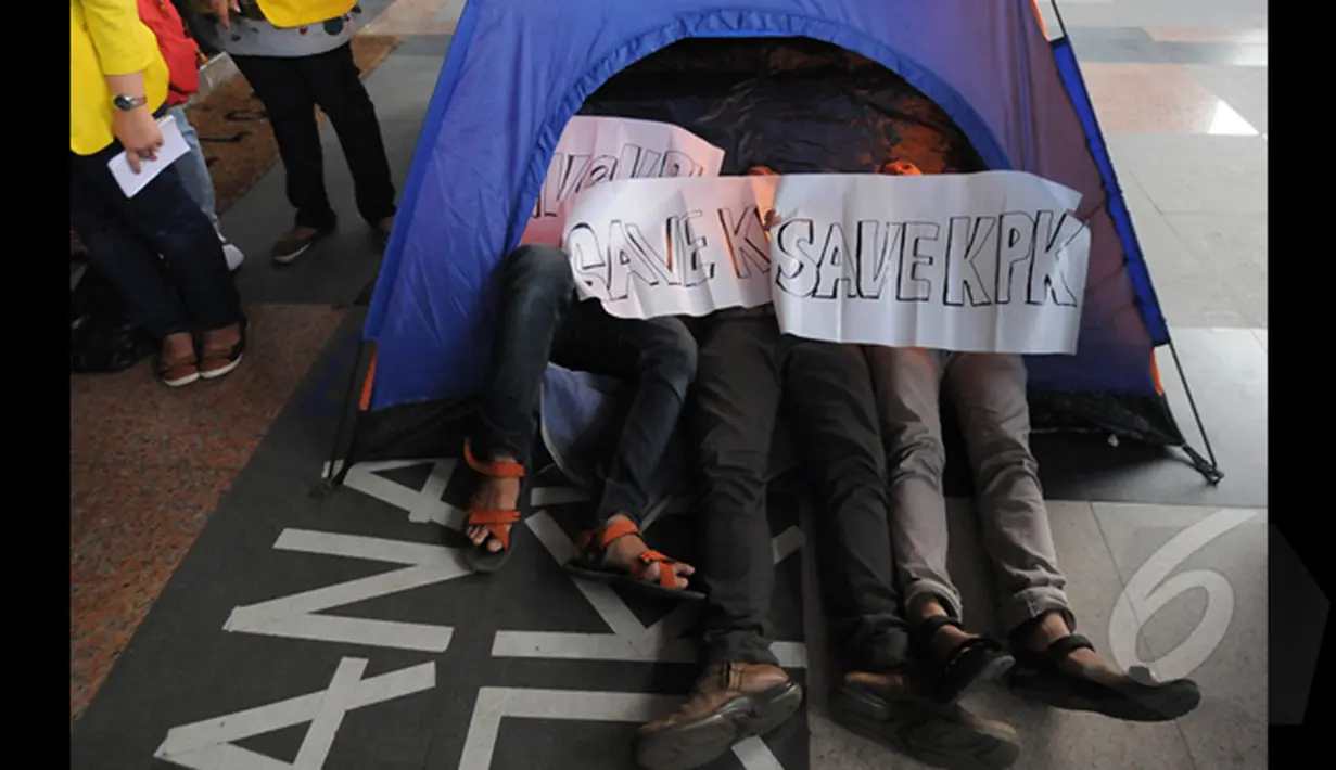 Mahasiswa yang tergabung dalam BEM UI melakukan aksi teatrikal tidur di dalam tenda di depan Gedung KPK, Jakarta, Selasa (27/1/2015). Aksi Mahasiswa mendukung KPK adalah rumah kita, rumah rakyat memberantas korupsi. (Liputan6.com/Herman Zakharia)