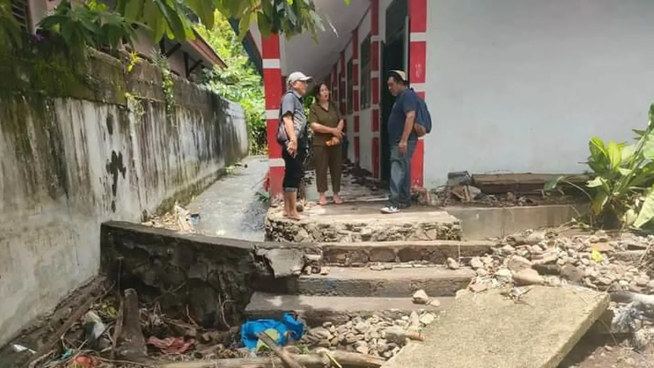 Kepala SMKN 3 Bitung Yessy Yuliana Pinontoan (tengah) memantau kondisi sekolah yang diterjang bencana pada, Minggu (7/4/2024).