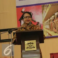Menteri Yohana Yambise memberikan pidato saat Pertemuan Nasional Gugus Tugas Penanganan Korban Tindak Pidanan Perdangangan Orang dan Tindak Kekerasa Terhadap Perempuan dan Anak di Jakarta, Jumat (27/11). (Liputan6.com/Faizal Fanani)