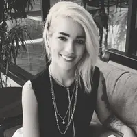 Artis cantik Sheila Marcia kini tengah terbaring di rumah sakit akibat kecelakaan yang dialaminya pada Sabtu (6/5/2017) lalu. Saat itu keduanya berada di dalam mobil yang dikemudikan oleh Vanesha, teman perempuan Sheila. (Instagram/itsheilamj)