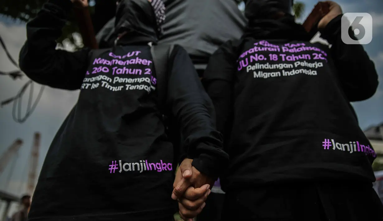 Pengunjukrasa yang tergabung dalam Serikat Buruh Migran Indonesia menggelar aksi di depan Kementerian Ketenagakerjaan, Jakarta, Rabu (18/12/2019). Aksi  memperingati Hari Buruh Migran Internasional itu mendesak Negara bertanggung jawab atas perlindungan hak buruh migran. (Liputan6.com/Faizal Fanani)