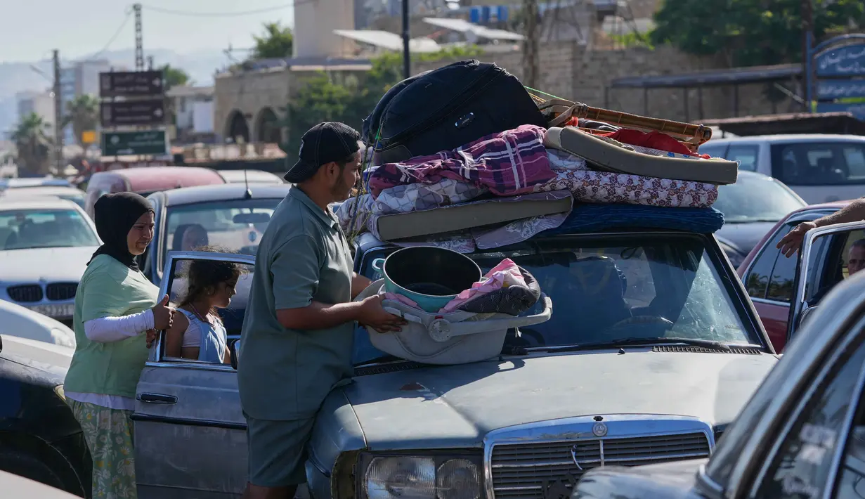 Para pengungsi mengemasi barang-barang mereka saat bersiap untuk kembali ke desa mereka setelah pengumuman kesepakatan gencatan senjata awal antara Amerika Serikat dan Iran, di kota pelabuhan selatan Sidon, Lebanon, Senin 15 Juni 2026. (AP Photo/Mohammed Zaatari)