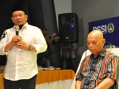 Ketua Umum PSSI La Nyalla Mahmud Matalitti (kiri) memberikan sambutan dalam acara buka puasa bersama dengan anak yatim piatu di kantor PSSI, Senayan, Jakarta, Kamis (25/6/2015). (Liputan6.com/Yoppy Renato)