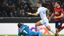 Ivan Perisic melepaskan tendangan ke gawang Rapid Wien pada leg 2, babak 16 besar Liga Europa yang berlangsung di stadion Giuseppe Meazza, Milan, Jumat (22/2). Inter Milan menang 4-0 atas rapid Wien. (AFP/Miguel Medina)