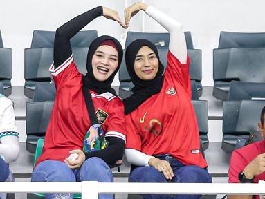 Timnas Indonesia U-17 memetik hasil imbang 1-1 saat menghadapi Timnas Panama U-17 pada laga kedua Grup A Piala Dunia U-17 2023 di Stadion Gelora Bung Tomo, Surabaya, Senin (13/11/2023). Hasil positif ini tentu tak lepas dari dukungan para suporter Indonesia, termasuk para kaum hawa. Berikut beberapa polah tingkah mereka yang terekam jurnalis foto Bola.com langsung di stadion. (Bola.com/Bagaskara Lazuardi)