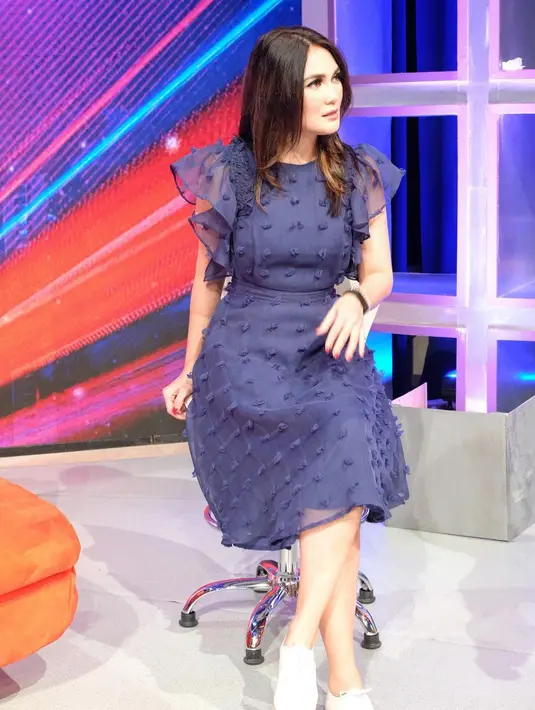 Memakai dress berbahan organza berwarna navy blue ini sangat cocok dipakai mantan  pacar Ariel Noah ini. Penampilannya terlihat lebih simple lantaran ia memadukannya dengan sneakers berwarna putih. (Instagram/lunamaya)