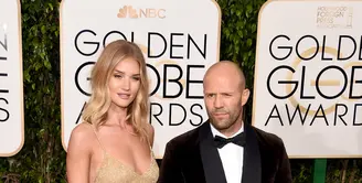 Model asal Inggris, Rosie Huntington-Whiteley mengumumkan  telah bertunangan dengan kekasihnya yang sudah lima tahun bersama, Jason Statham di acara Golden Globe Awards 2016 pada Minggu (10/1/2016) malam. (AFP/Bintang.com)