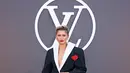 Zendaya tampil mencolok dengan blazer hitam putih dan rok balon yang feminin. Rambut pixie-nya tak kalah mencolok dengan aksen warna putih [Louis Vuitton]