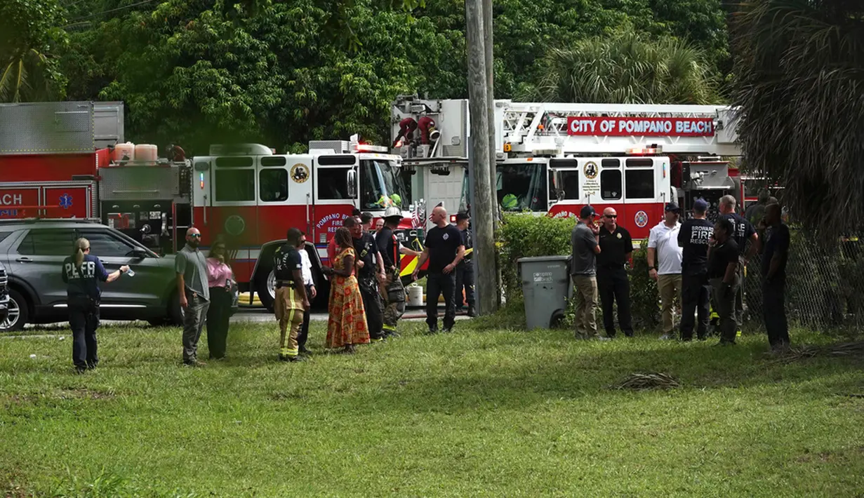 Sheriff Gregory Tony dari Broward County mengatakan helikopter Penyelamat Kebakaran Sheriff Broward sedang dalam perjalanan untuk memberikan bantuan medis kepada seorang ibu dan anak perempuannya yang mengalami kecelakaan mobil di North Lauderdale. (Joe Cavaretta/South Florida Sun-Sentinel via AP)