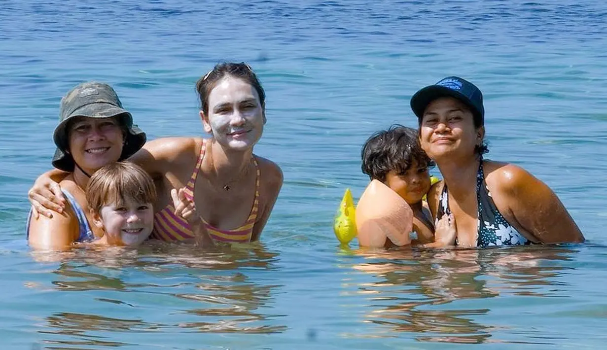 Dan yang menarik perhatian, saat berenang di pantai. Luna mengenakan sunblock yang menutupi wajahnya.  [@lunamaya]