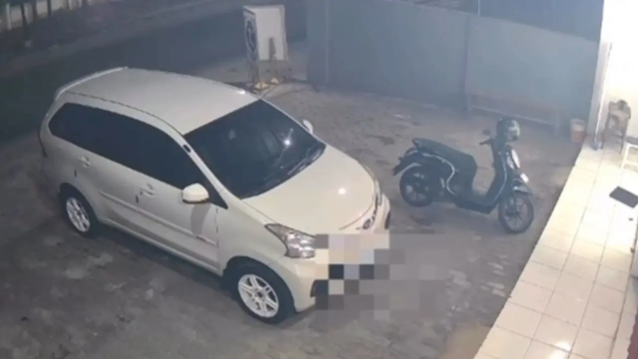 Potongan video pencurian modus pecah kaca mobil.