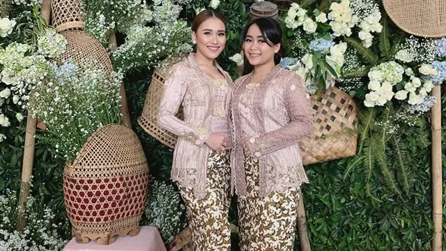 7 Potret Gaya Ayu Ting Ting Saat Hadir di Pernikahan Tania Nadira, Bikin Pangling