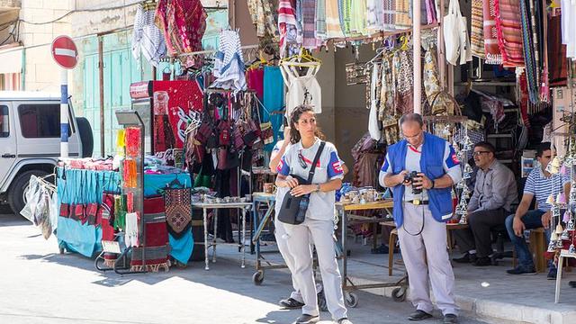 (berdiri) Anggota TIPH di Hebron circa 2015 (Wikimedia)