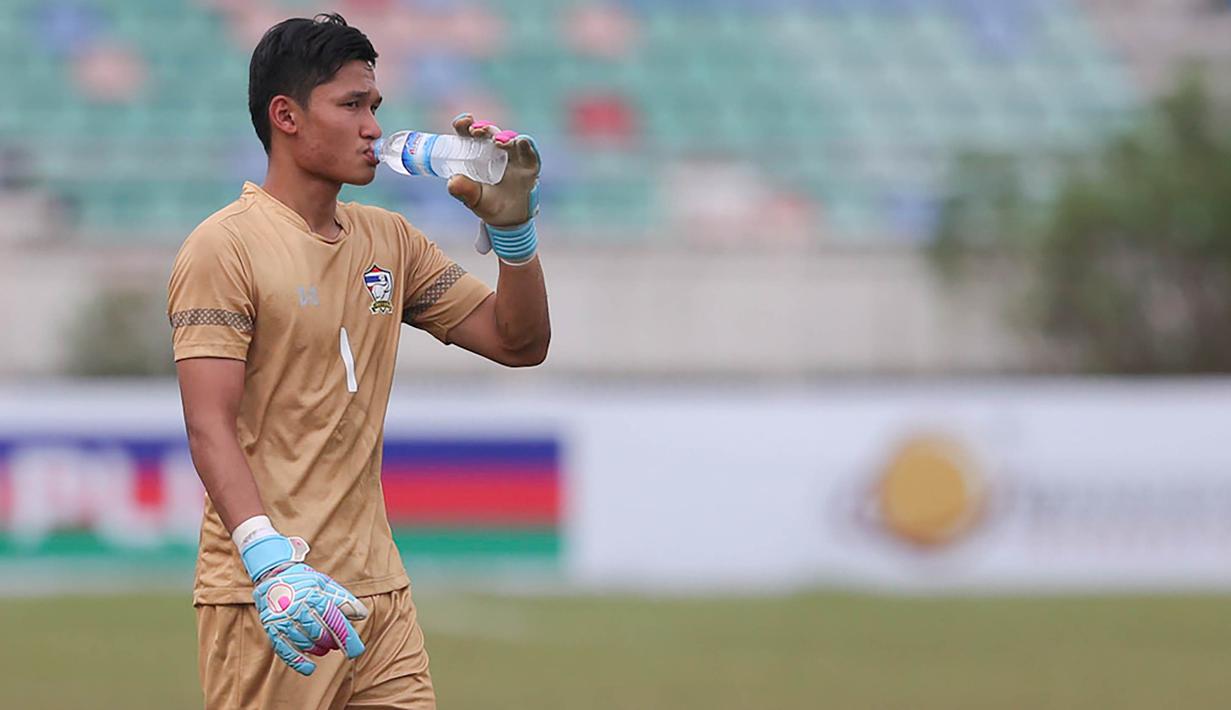 Kiper Thailand U-19, Kantaphat Manpati, melepas dahaga saat melawan Timnas Indonesia U-19 pada laga Piala AFF U-18 di Stadion Thuwunna, Yangon, Jumat (15/9/2017). Manpati berkali-kali mengagalkan kesempatan Indonesia. (Bola.com/Yoppy Renato)