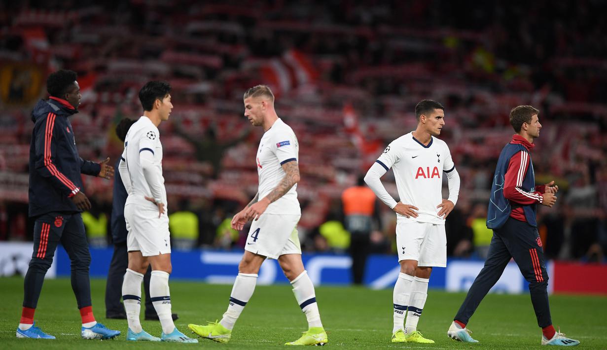 Para pemain Tottenham tampak kecewa usai dikalahkan Bayern Munchen pada laga Liga Champions di Stadion Tottenham, London, Selasa (1/10). Tottenham kalah 2-7 dari Munchen. (AFP/Daniel Leal-Olivas)