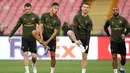 Pemain Arsenal, Granit Xhaka, Pierre-Emerick Aubameyang, Laurent Koscielny, dan Alexandre Lacazette melakukan pemanasan selama latihan di Stadio San Paolo, Naples, Italia (17/4). Pada leg pertama perempat final Europa League, Arsenal unggul 2-0 atas Napoli. (Reuters/Matthew Childs)