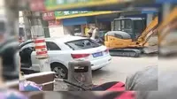 Aneh, Wanita Ini Hancurkan Mobil Seharga Rp 1,5 M Tanpa Sebab