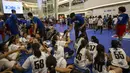 Legenda NBA, Sam Perkins, memberi semangat saat National Training Camp Junior NBA di Pluit Village, Jakarta, Minggu (10/9/2017). Sebanyak 16 pebasket terbaik akan diberangkatkan ke China untuk nonton langsung laga NBA. (Bola.com/Vitalis Yogi Trisna)