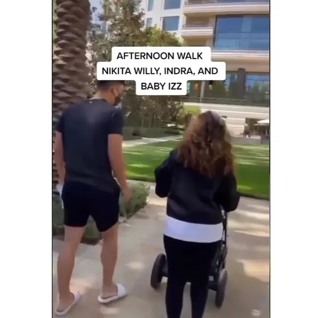6 Momen Nikita Willy Ajak Baby Izz Jalan-Jalan Sore, Gaya Rambutnya Bak ABG