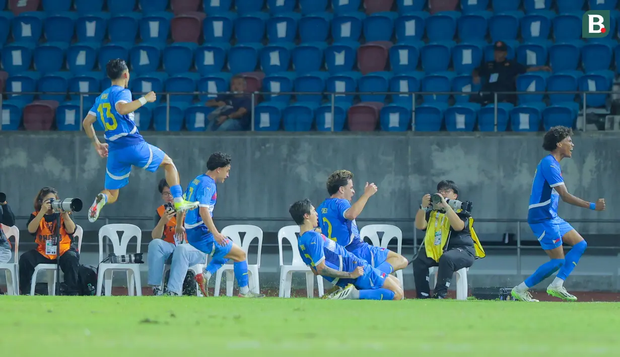 Pemain Timnas Filipina U-22 merayakan gol yang dicetak oleh Banatao Otu Abang ke gawang Timnas Indonesia U-22 pada laga Grup C SEA Games 2025 di 700th Anniversary Stadium, Senin (8/12/2025). (Bola.com/Bagaskara Lazuardi)