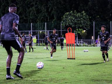 Sejumlah pemain Timnas Indonesia U-20 melakukan pemusatan latihan yang berlangsung di Lapangan B, Senayan, Jakarta, Jumat (15/03/2024) malam. Pemusatan latihan ini sebagai bentuk persiapan Timnas Indonesia U-20 untuk mengikuti ajang Piala AFF U-19 2024 dan Kualifikasi Piala Asi U-20 2025. (Bola.com/Bagaskara Lazuardi)