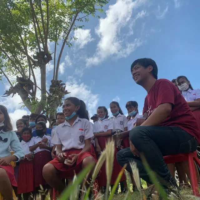 6 Potret Rian d’Masiv Salurkan Bantuan ke Anak-anak Korban Bencana NTT, Tuai Pujian