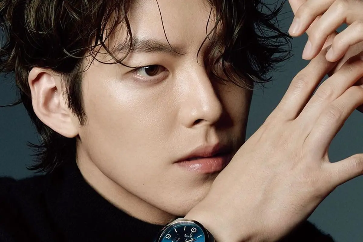 Kim Woo Bin (Instagram/ esquire.korea)