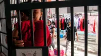 Warga binaan Lapas Pondok Bambu bersama anaknya keluar dari blok tempat mereka biasanya istirahat (Liputan6.com/Yoppy Renato)