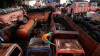 Petugas melakukan pengecekan bangkai armada truk sampah di Kantor Suku Dinas Lingkungan Hidup, Jakarta Barat, Selasa (27/3). Penumpukan armada tersebut dikarenakan kendaraan sudah tidak layak pakai. (Liputan6.com/JohanTallo)