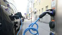 Mobil listrik sedang diisi daya di sebuah stasiun pengisian daya umum di Wina, Austria (14/7/2020). Menurut Asosiasi Federal Austria untuk Mobilitas Listrik, 4.805 mobil bertenaga listrik penuh telah didaftarkan di Austria hingga akhir Juni tahun ini, atau 4,3 persen dari seluruh pendaftaran mobil b
