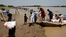 Korban banjir saat menerima bantuan Yayasan Edhi di Distrik Ghotki,Sindh Pakistan, Rabu (7/9/2022). Lebih banyak anak berisiko meninggal akibat penyakit di Pakistan karena kekurangan air bersih.(AP Photo/Fareed Khan)