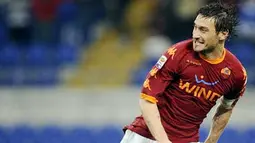 Selebrasi gol dari striker dan kapten AS Roma Francesco Totti ke gawang Lazio dalam lanjutan Serie A di Olympic Stadium, 13 Maret 2011. Roma unggul 2-0. AFP PHOTO / FILIPPO MONTEFORTE 