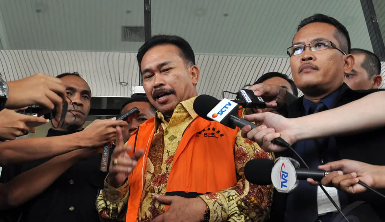 Saat keluar dari Gedung KPK, Bonaran Situmeang mengaku sudah sepuluh hari tidak minum obat, Jakarta, (15/10/14). (Liputan6.com/Miftahul Hayat) 