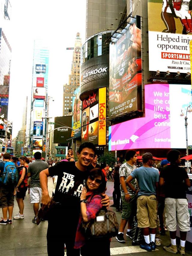 Jarang Terekspos, Ini 6 Momen Manis Eza Yayang 'Pemeran Ojak' dan Istri