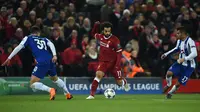 Gelandang Liverpool Mohamed Salah berusaha mengendalikan bola dengan kawalan pemain FC Porto pada leg kedua babak 16 besar Liga Champions di Stadion Anfield, Selasa (6/3). Liverpool melaju ke perempat final dengan bermain imbang tanpa gol (PAUL ELLIS/AFP)