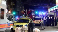 Polisi di lokasi van menabrak kerumunan orang dekat Masjid Finsbury Park. (Twitter)