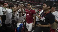 Gelandang Timnas Indonesia, Andik Vermansah, menyapa penonton difabel usai melawan Islandia pada laga persahabatan di SUGBK, Jakarta, Minggu (14/1/2018). Timnas Indonesia kalah 1-4 dari Islandia. (Bola.com/Vitalis Yogi Trisna)