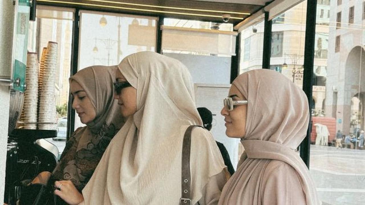 7 Potret Erica Putri Jalani Umrah dengan Sahabat, Fokus Ibadah dan Nikmati Quality Time  (instagram/ericaputrii).
