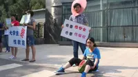 Belasan mahasiswa di Beijing, Cina berkumpul mengadakan protes kecil.