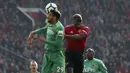 Gelandang Manchester United, Paul Pogba, duel udara dengan pemain Watford, Etienne Capoue, pada laga Premier League di Stadion Old Trafford, Sabtu (30/3). Manchester United menang 2-1 atas Watford. (AP/Martin Rickett)