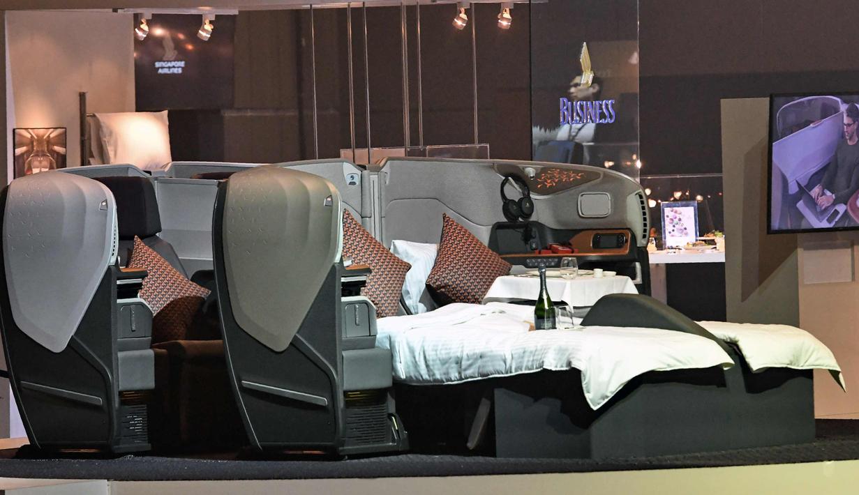 Suasana kabin class business maskapai Singapore Airlines saat peluncuran kabin terbaru di Singapura, (2/11). Kabin business class ini sangatlah nyaman berkat adanya kursi yang bisa diubah menjadi tempat tidur. (AFP Photo/Roslan Rahman)