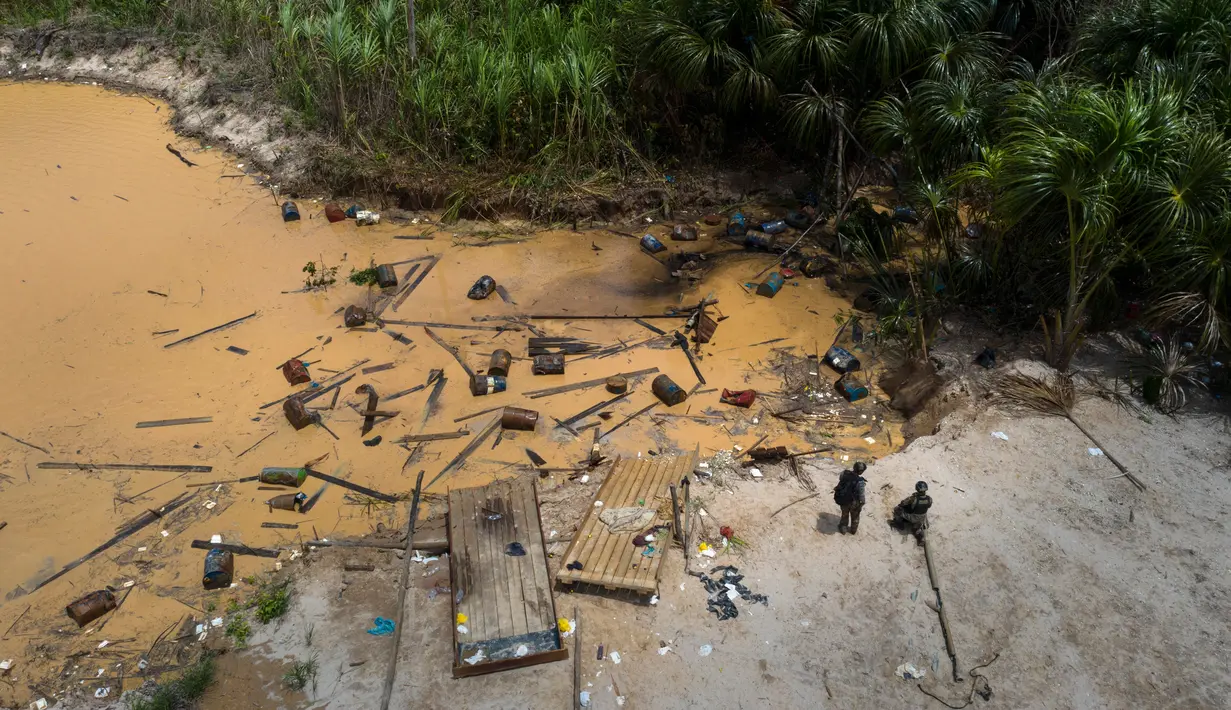 Sebuah kamp penambangan ilegal dihancurkan oleh petugas yang sedang melaksanakan Operation Mercury di Provinsi Tambopata, Peru, 27 Maret 2019. Operation Mercury yang dimulai pada Februari lalu berhasil  mengusir ribuan penambang emas ilegal dari hutan Amazon tersebut. (AP Photo/Rodrigo Abd)
