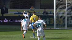 Karim Benzema mencetak gol di laga ke-400 nya bersama Real Madrid saat membawa El Real menang 3-0 atas Las Palmas, dalam laga lanj...