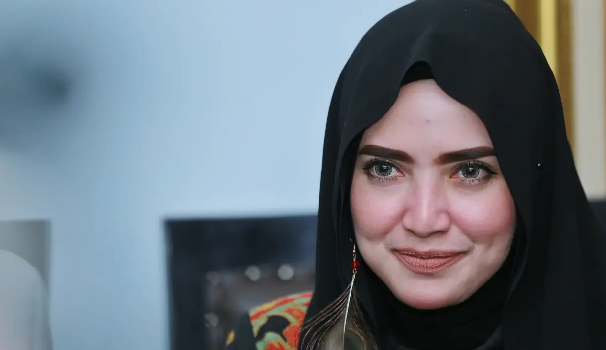 Yulia mengaku belum lama kenal dengan Opick. Perempuan yang aktif di salah satu partai itu juga menjelaskan terkait foto dirinya dan orangtuanya saat foto bareng Opick. Bahwa saat itu sebelum acara tabligh akbar. (Adrian Putra/Bintang.com)