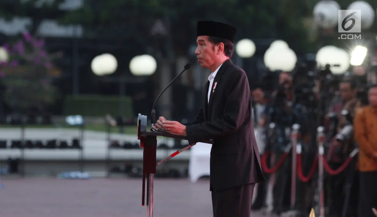 Presiden Joko Widodo memberi sambutan saat menghadiri acara buka puasa bersama di Mabes TNI, Cilangkap, Jakarta Timur, Senin (19/6). Buka bersama dengan TNI tersebut untuk menjalin Silaturahmi. (Liputan6.com/Angga Yuniar)