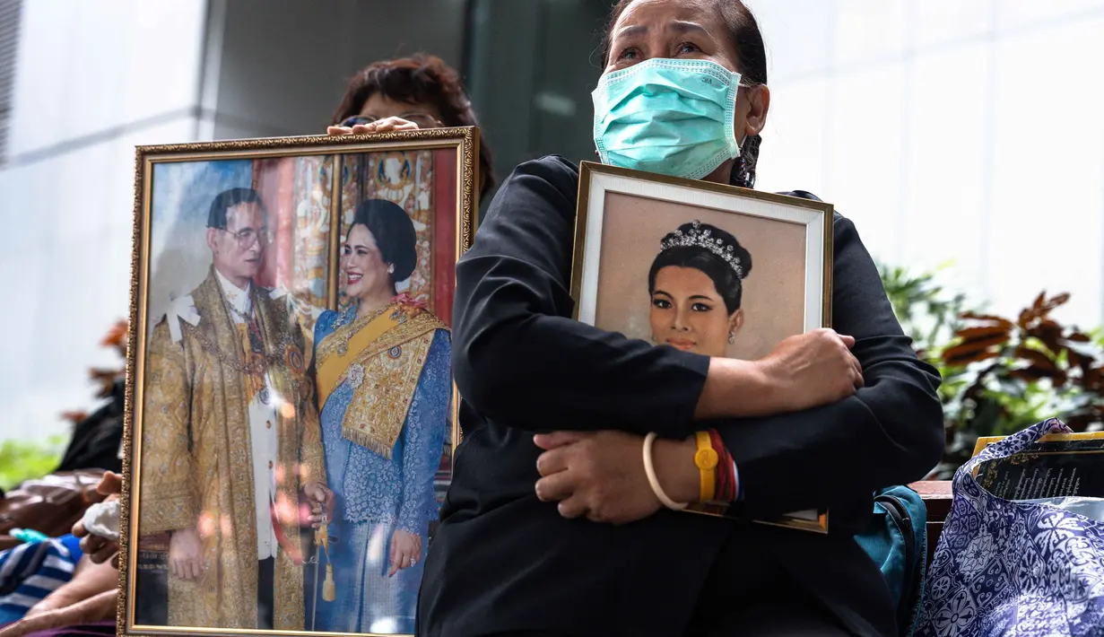 Jenazah Ratu Sirikit Kitiyakara akan disemayamkan di Grand Palace, Bangkok selama setahun sebelum dikremasi. (Chanakarn Laosarakham/AFP)
