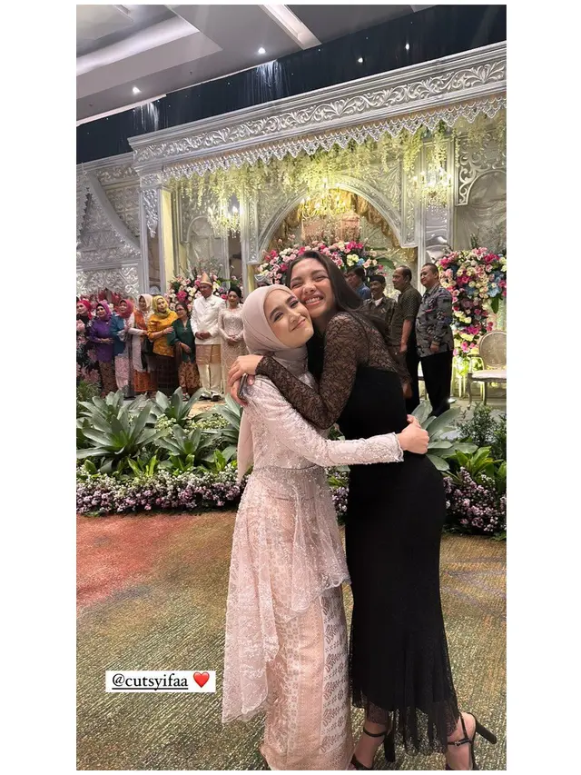 6 Potret Penampilan Cut Syifa di Pernikahan Sang Kakak Teuku Anwar, Menawan