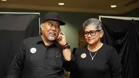 Saat hadir dalam acara pernikahan kapten Jomblo, Raditya Dika, komedian Indro Warkop membawa kabar kurang mengenakkan. Indro hadir sendiri tanpa didampingi istri tercintanya, Nita Octobijanthy. (Nurwahyunan/Bintang.com)