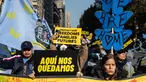 Salah satu pengunjuk rasa memegang papan bertuliskan dalam bahasa Spanyol “Kami akan tetap di sini”, saat para imigran dan aktivis berpartisipasi dalam aksi unjuk rasa pada 9 November 2024 di New York City, Amerika Serikat. (Stephanie Keith/Getty Images North America/Getty Images via AFP)