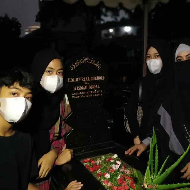 Tepat Pada Hari Ulang Tahun Almarhum Uje, Ini 6 Momen Haru Umi Pipik dan Anak Ziarah ke Makam